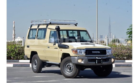 Imported Toyota Land Cruiser Beige Makiinaa iti Import - Dubai keessatti Somalia keessatti Imported Toyota Land Cruiser Beige Makiinaa iti Import - Dubai keessatti Somalia keessatti