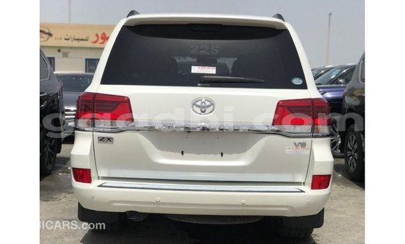 Acheter Import Voiture Toyota Land Cruiser Blanc à Import - Dubai, Somalie Acheter Import Voiture Toyota Land Cruiser Blanc à Import - Dubai, Somalie