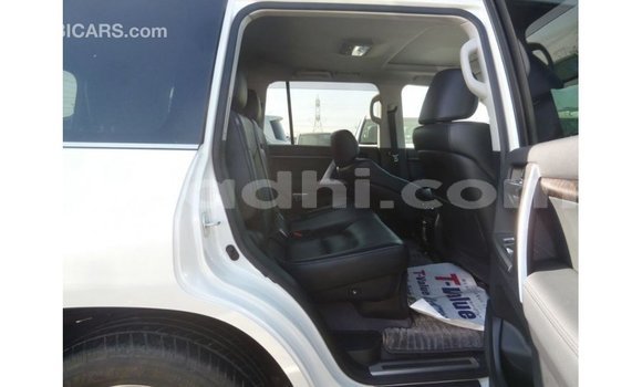 Acheter Import Voiture Toyota Land Cruiser Blanc à Import - Dubai, Somalie Acheter Import Voiture Toyota Land Cruiser Blanc à Import - Dubai, Somalie