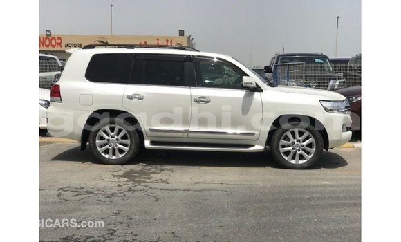 Acheter Import Voiture Toyota Land Cruiser Blanc à Import - Dubai, Somalie Acheter Import Voiture Toyota Land Cruiser Blanc à Import - Dubai, Somalie