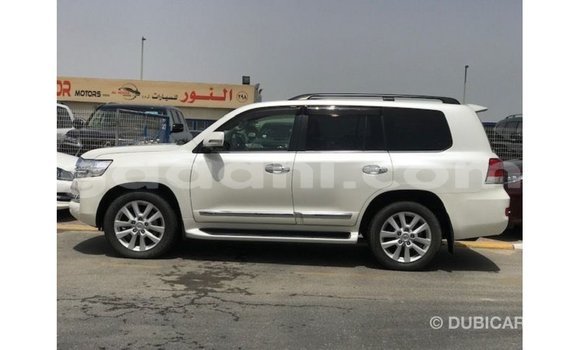 Acheter Import Voiture Toyota Land Cruiser Blanc à Import - Dubai, Somalie Acheter Import Voiture Toyota Land Cruiser Blanc à Import - Dubai, Somalie