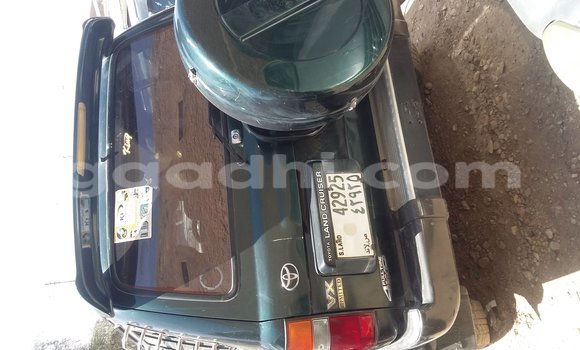 Oofamaa Toyota Land Cruiser Makiinaa iti Mogadishu keessatti Somalia keessatti Oofamaa Toyota Land Cruiser Makiinaa iti Mogadishu keessatti Somalia keessatti