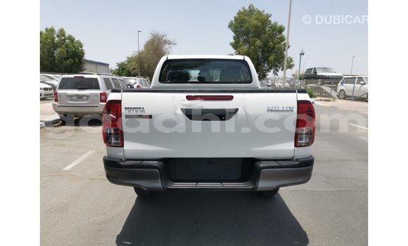 Nunua Imported Toyota Hilux Nyeupe Gari ndani ya Import - Dubai nchini Somalia Nunua Imported Toyota Hilux Nyeupe Gari ndani ya Import - Dubai nchini Somalia