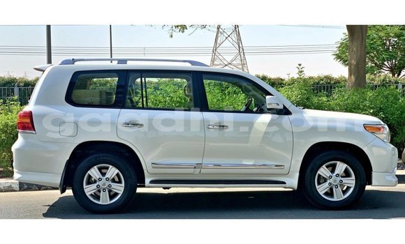 اشتري Imported Toyota Land Cruiser أبيض سيارة في Import - Dubai في الصومال اشتري Imported Toyota Land Cruiser أبيض سيارة في Import - Dubai في الصومال
