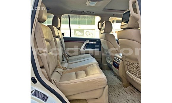 اشتري Imported Toyota Land Cruiser أبيض سيارة في Import - Dubai في الصومال اشتري Imported Toyota Land Cruiser أبيض سيارة في Import - Dubai في الصومال