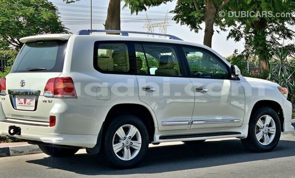 اشتري Imported Toyota Land Cruiser أبيض سيارة في Import - Dubai في الصومال اشتري Imported Toyota Land Cruiser أبيض سيارة في Import - Dubai في الصومال