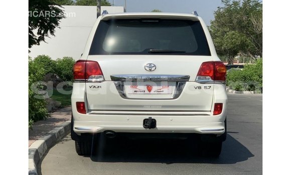اشتري Imported Toyota Land Cruiser أبيض سيارة في Import - Dubai في الصومال اشتري Imported Toyota Land Cruiser أبيض سيارة في Import - Dubai في الصومال
