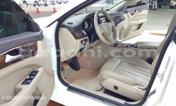 Imported Mercedes-Benz 190 (W201) White Makiinaa iti Import - Dubai keessatti Somalia keessatti Imported Mercedes-Benz 190 (W201) White Makiinaa iti Import - Dubai keessatti Somalia keessatti