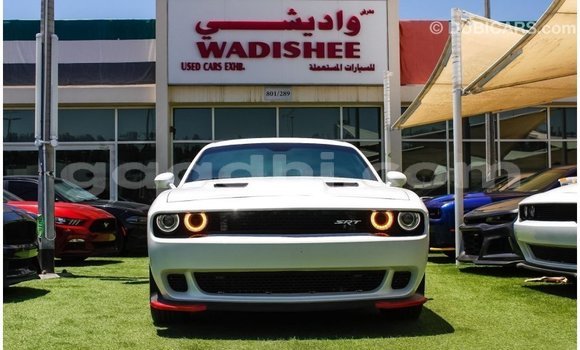 Nunua Imported Dodge Challenger Nyeupe Gari ndani ya Import - Dubai nchini Somalia Nunua Imported Dodge Challenger Nyeupe Gari ndani ya Import - Dubai nchini Somalia