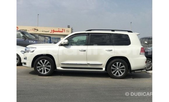 Acheter Import Voiture Toyota Land Cruiser Blanc à Import - Dubai, Somalie Acheter Import Voiture Toyota Land Cruiser Blanc à Import - Dubai, Somalie