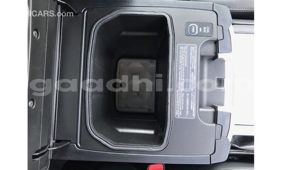 Acheter Import Voiture Toyota Land Cruiser Blanc à Import - Dubai, Somalie Acheter Import Voiture Toyota Land Cruiser Blanc à Import - Dubai, Somalie