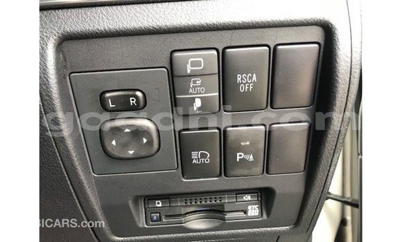 Acheter Import Voiture Toyota Land Cruiser Blanc à Import - Dubai, Somalie Acheter Import Voiture Toyota Land Cruiser Blanc à Import - Dubai, Somalie