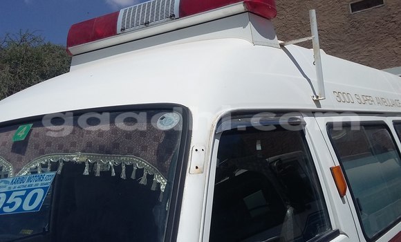 Oofamaa Nissan 350Z White Makiinaa iti Hargeysa keessatti Somaliland keessatti Oofamaa Nissan 350Z White Makiinaa iti Hargeysa keessatti Somaliland keessatti