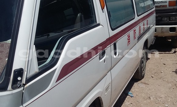 Oofamaa Nissan 350Z White Makiinaa iti Hargeysa keessatti Somaliland keessatti Oofamaa Nissan 350Z White Makiinaa iti Hargeysa keessatti Somaliland keessatti