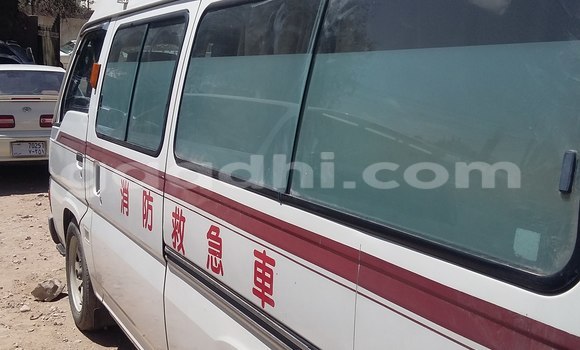 Oofamaa Nissan 350Z White Makiinaa iti Hargeysa keessatti Somaliland keessatti Oofamaa Nissan 350Z White Makiinaa iti Hargeysa keessatti Somaliland keessatti