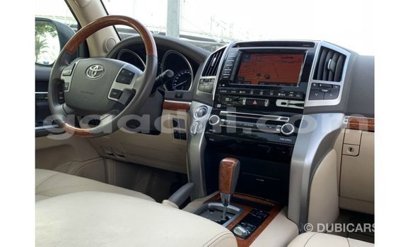 اشتري Imported Toyota Land Cruiser أبيض سيارة في Import - Dubai في الصومال اشتري Imported Toyota Land Cruiser أبيض سيارة في Import - Dubai في الصومال