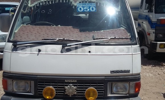 Oofamaa Nissan 350Z White Makiinaa iti Hargeysa keessatti Somaliland keessatti Oofamaa Nissan 350Z White Makiinaa iti Hargeysa keessatti Somaliland keessatti