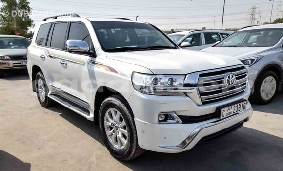 Imported Toyota Land Cruiser White Makiinaa iti Import - Dubai keessatti Somalia keessatti Imported Toyota Land Cruiser White Makiinaa iti Import - Dubai keessatti Somalia keessatti
