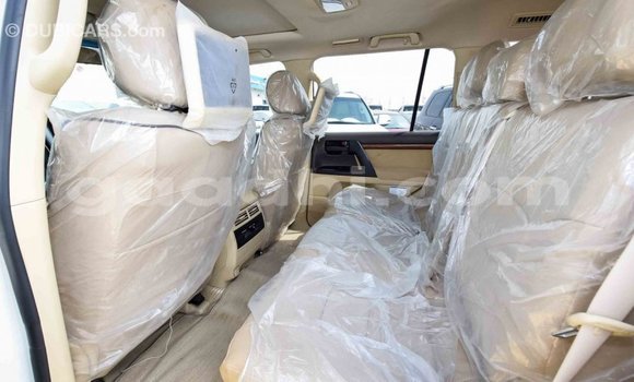 Imported Toyota Land Cruiser White Makiinaa iti Import - Dubai keessatti Somalia keessatti Imported Toyota Land Cruiser White Makiinaa iti Import - Dubai keessatti Somalia keessatti