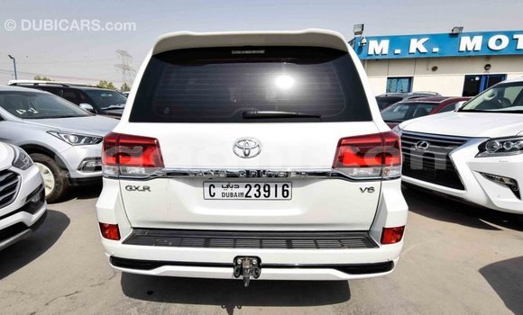 Imported Toyota Land Cruiser White Makiinaa iti Import - Dubai keessatti Somalia keessatti Imported Toyota Land Cruiser White Makiinaa iti Import - Dubai keessatti Somalia keessatti