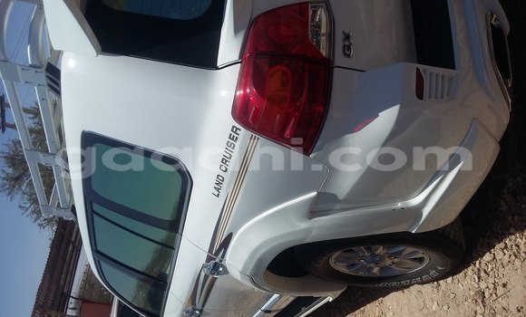 Oofamaa Toyota Land Cruiser White Makiinaa iti Hargeysa keessatti Somaliland keessatti Oofamaa Toyota Land Cruiser White Makiinaa iti Hargeysa keessatti Somaliland keessatti