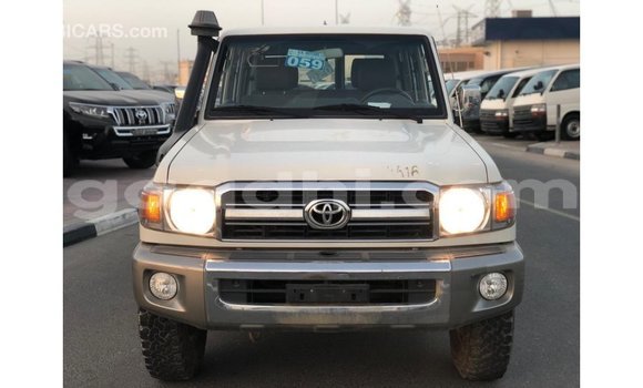 Acheter Import Voiture Toyota Land Cruiser Blanc à Import - Dubai, Somalie Acheter Import Voiture Toyota Land Cruiser Blanc à Import - Dubai, Somalie
