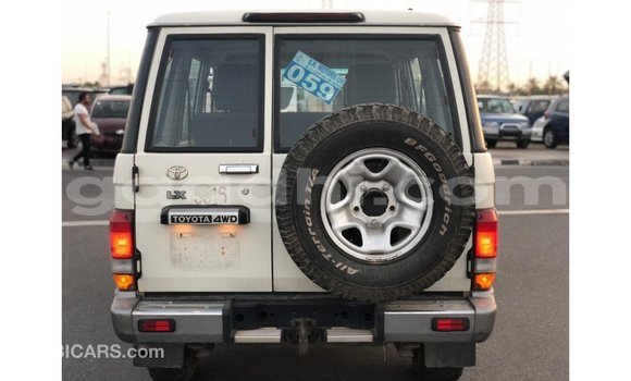 Acheter Import Voiture Toyota Land Cruiser Blanc à Import - Dubai, Somalie Acheter Import Voiture Toyota Land Cruiser Blanc à Import - Dubai, Somalie