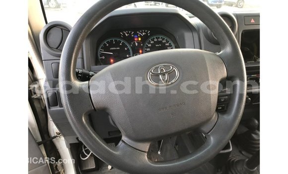 Acheter Import Voiture Toyota Land Cruiser Blanc à Import - Dubai, Somalie Acheter Import Voiture Toyota Land Cruiser Blanc à Import - Dubai, Somalie
