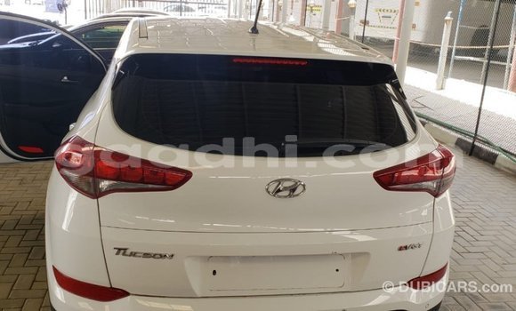 Acheter Import Voiture Hyundai Tucson Blanc à Import - Dubai, Somalie Acheter Import Voiture Hyundai Tucson Blanc à Import - Dubai, Somalie