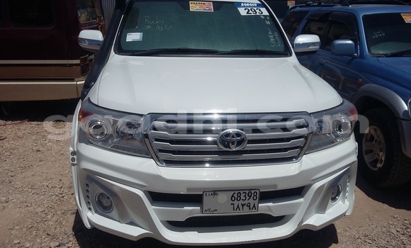 Oofamaa Toyota Land Cruiser White Makiinaa iti Hargeysa keessatti Somaliland keessatti Oofamaa Toyota Land Cruiser White Makiinaa iti Hargeysa keessatti Somaliland keessatti