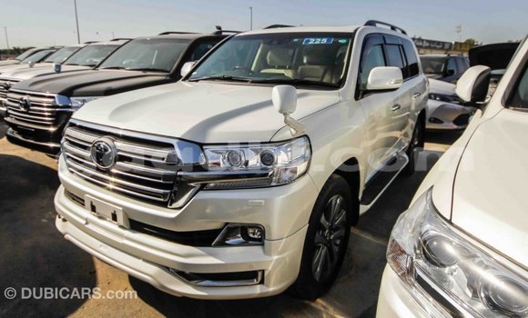 Imported Toyota Land Cruiser White Makiinaa iti Import - Dubai keessatti Somalia keessatti Imported Toyota Land Cruiser White Makiinaa iti Import - Dubai keessatti Somalia keessatti