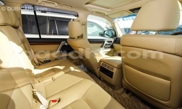 Imported Toyota Land Cruiser White Makiinaa iti Import - Dubai keessatti Somalia keessatti Imported Toyota Land Cruiser White Makiinaa iti Import - Dubai keessatti Somalia keessatti