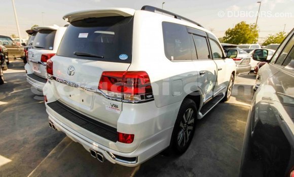 Imported Toyota Land Cruiser White Makiinaa iti Import - Dubai keessatti Somalia keessatti Imported Toyota Land Cruiser White Makiinaa iti Import - Dubai keessatti Somalia keessatti