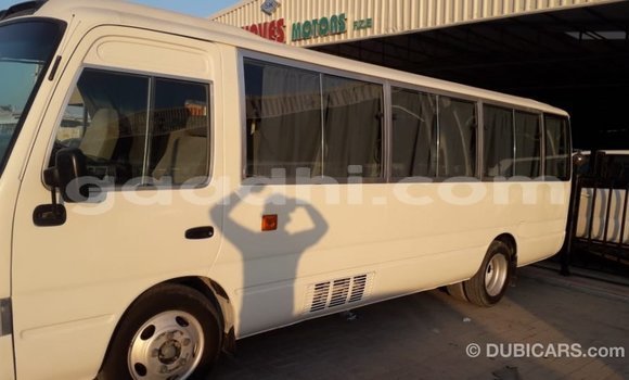 Acheter Import Voiture Toyota Coaster Blanc à Import - Dubai, Somalie Acheter Import Voiture Toyota Coaster Blanc à Import - Dubai, Somalie
