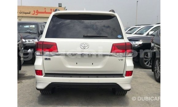 ይግዙ Imported Toyota Land Cruiser ነጭ መኪና በ Import - Dubai በ ሶማሊያ ይግዙ Imported Toyota Land Cruiser ነጭ መኪና በ Import - Dubai በ ሶማሊያ