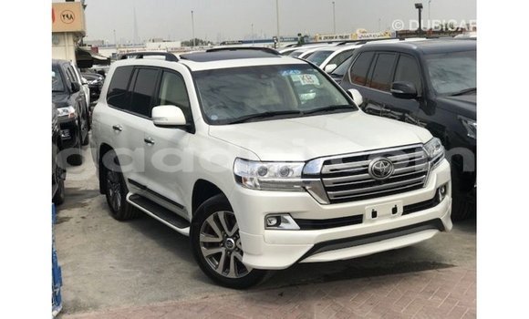 ይግዙ Imported Toyota Land Cruiser ነጭ መኪና በ Import - Dubai በ ሶማሊያ ይግዙ Imported Toyota Land Cruiser ነጭ መኪና በ Import - Dubai በ ሶማሊያ