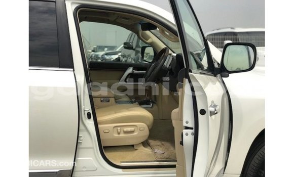 ይግዙ Imported Toyota Land Cruiser ነጭ መኪና በ Import - Dubai በ ሶማሊያ ይግዙ Imported Toyota Land Cruiser ነጭ መኪና በ Import - Dubai በ ሶማሊያ