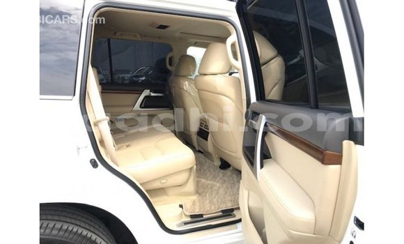 ይግዙ Imported Toyota Land Cruiser ነጭ መኪና በ Import - Dubai በ ሶማሊያ ይግዙ Imported Toyota Land Cruiser ነጭ መኪና በ Import - Dubai በ ሶማሊያ