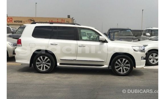 ይግዙ Imported Toyota Land Cruiser ነጭ መኪና በ Import - Dubai በ ሶማሊያ ይግዙ Imported Toyota Land Cruiser ነጭ መኪና በ Import - Dubai በ ሶማሊያ