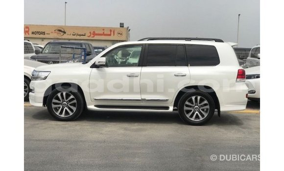 ይግዙ Imported Toyota Land Cruiser ነጭ መኪና በ Import - Dubai በ ሶማሊያ ይግዙ Imported Toyota Land Cruiser ነጭ መኪና በ Import - Dubai በ ሶማሊያ