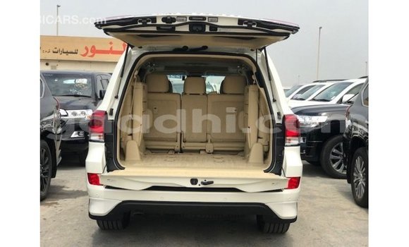 ይግዙ Imported Toyota Land Cruiser ነጭ መኪና በ Import - Dubai በ ሶማሊያ ይግዙ Imported Toyota Land Cruiser ነጭ መኪና በ Import - Dubai በ ሶማሊያ