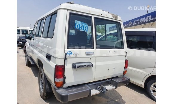 اشتري Imported Toyota Land Cruiser أبيض سيارة في Import - Dubai في الصومال اشتري Imported Toyota Land Cruiser أبيض سيارة في Import - Dubai في الصومال