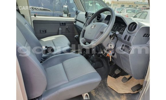 اشتري Imported Toyota Land Cruiser أبيض سيارة في Import - Dubai في الصومال اشتري Imported Toyota Land Cruiser أبيض سيارة في Import - Dubai في الصومال