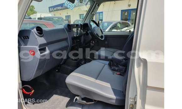 اشتري Imported Toyota Land Cruiser أبيض سيارة في Import - Dubai في الصومال اشتري Imported Toyota Land Cruiser أبيض سيارة في Import - Dubai في الصومال