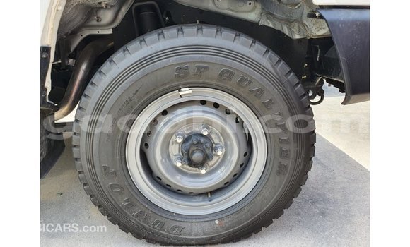 اشتري Imported Toyota Land Cruiser أبيض سيارة في Import - Dubai في الصومال اشتري Imported Toyota Land Cruiser أبيض سيارة في Import - Dubai في الصومال