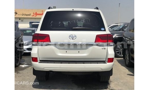 Acheter Import Voiture Toyota Land Cruiser Blanc à Import - Dubai, Somalie Acheter Import Voiture Toyota Land Cruiser Blanc à Import - Dubai, Somalie