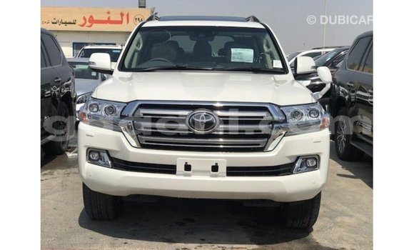 Acheter Import Voiture Toyota Land Cruiser Blanc à Import - Dubai, Somalie Acheter Import Voiture Toyota Land Cruiser Blanc à Import - Dubai, Somalie