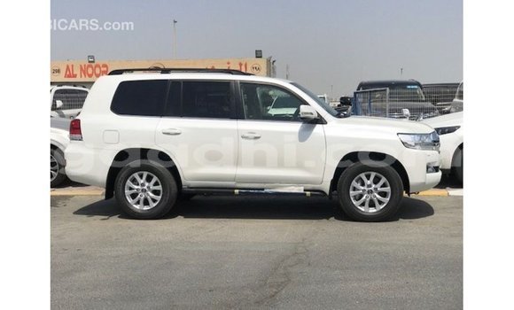 Acheter Import Voiture Toyota Land Cruiser Blanc à Import - Dubai, Somalie Acheter Import Voiture Toyota Land Cruiser Blanc à Import - Dubai, Somalie