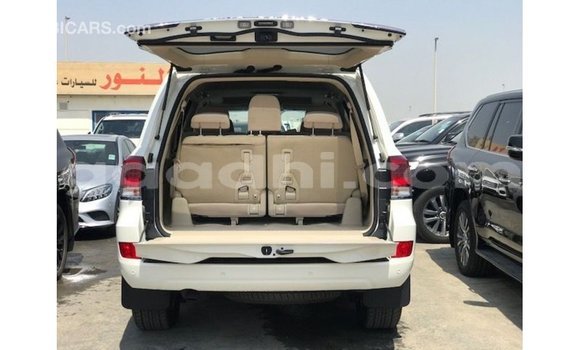 Acheter Import Voiture Toyota Land Cruiser Blanc à Import - Dubai, Somalie Acheter Import Voiture Toyota Land Cruiser Blanc à Import - Dubai, Somalie