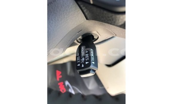 Acheter Import Voiture Toyota Land Cruiser Blanc à Import - Dubai, Somalie Acheter Import Voiture Toyota Land Cruiser Blanc à Import - Dubai, Somalie